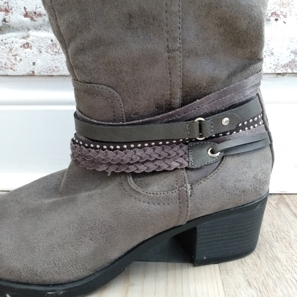 Boots. - Picture 2 of 5